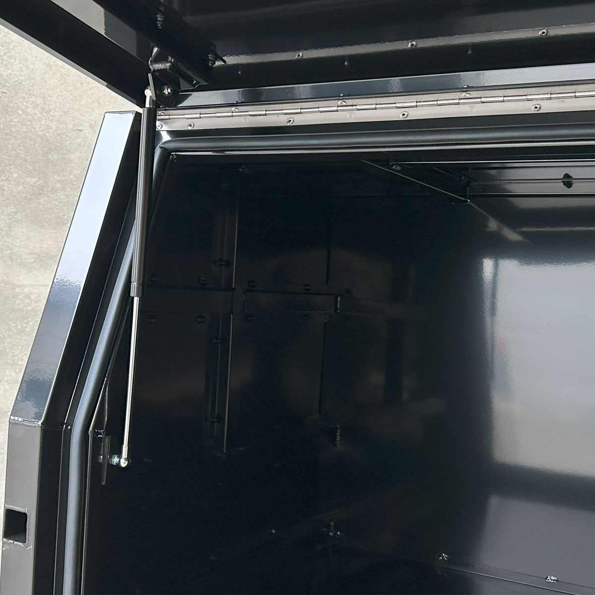 1600 Aluminium Canopy with Dog Box